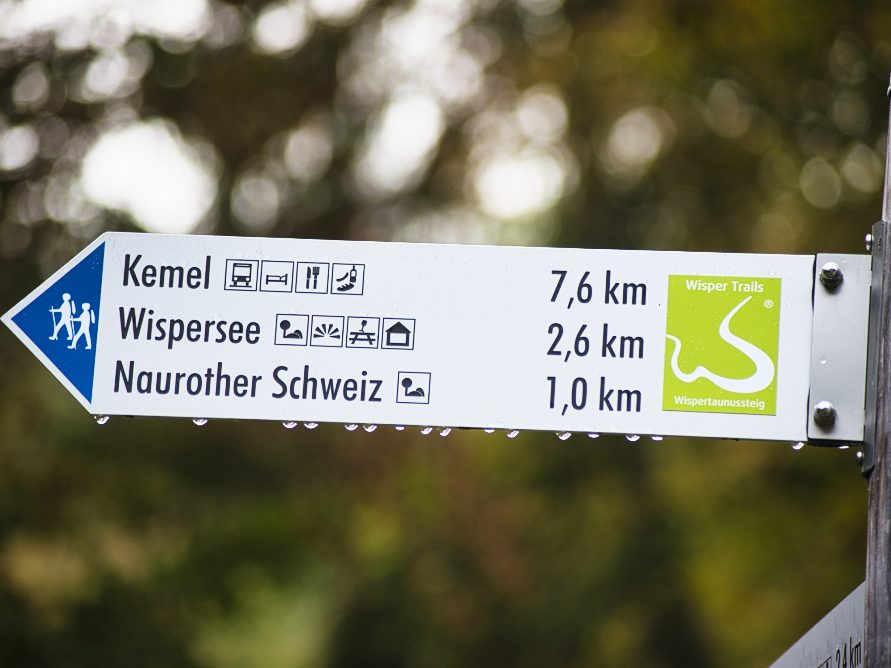 Wegweiser mit Entfernungen zu Kemel, Wispersee und Neurother Schweiz.